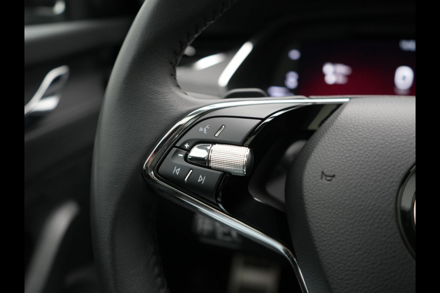 Škoda Octavia Combi 1.4 TSI iV Business Edition Plus PHEV 204pk Dealer O.H. | Trekhaak Afn. | Panodak | Head Up | Adaptive Cruise | Sfeerverlichting | Sportstoelen Memory & Verwarmd | Keyless | Blis | Crystal LED | Navigatie | DAB | Plug In Hybrid |