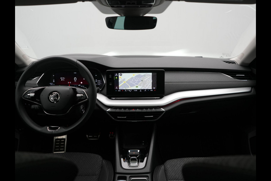 Škoda Octavia Combi 1.4 TSI iV Business Edition Plus PHEV 204pk Dealer O.H. | Trekhaak Afn. | Panodak | Head Up | Adaptive Cruise | Sfeerverlichting | Sportstoelen Memory & Verwarmd | Keyless | Blis | Crystal LED | Navigatie | DAB | Plug In Hybrid |