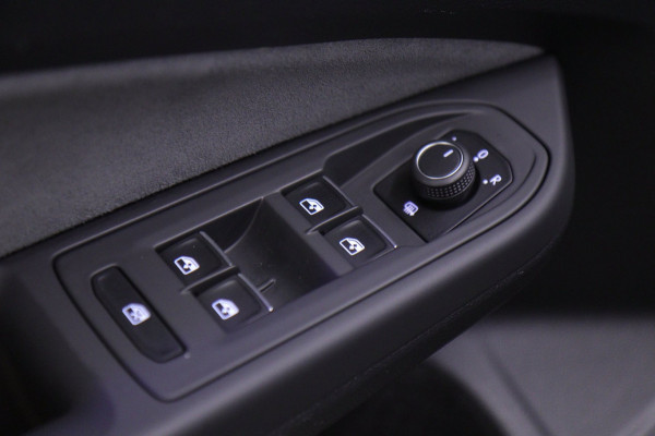 Volkswagen Golf 1.5 eTSI R-Line Business PANO/CAM/CARPLAY/IQ/ACC/DCC/VOL