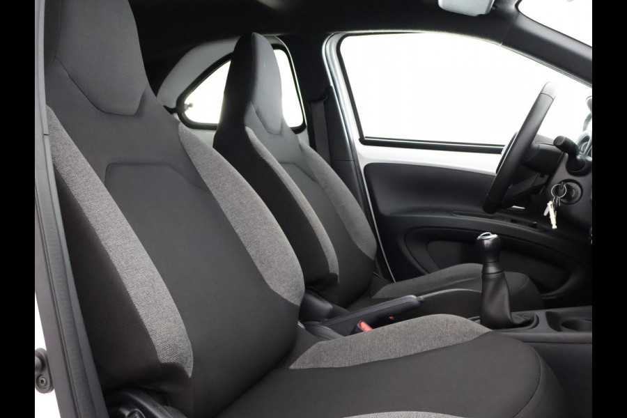 Toyota Aygo X 1.0 VVT-i MT Play Sport | 1e eigenaar | Apple Carplay & AndroidAUTO | Privacy Glass | Camera |