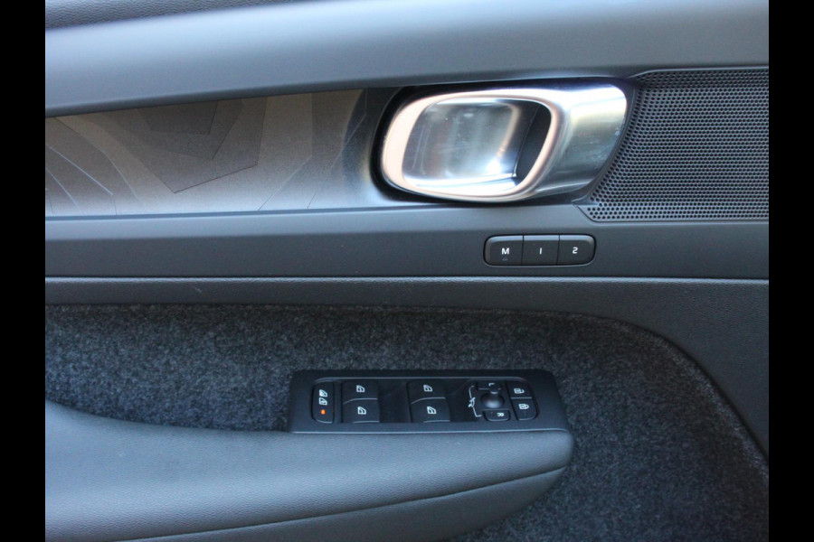 Volvo XC40 1.5 T4 Plug-in hybrid Plus Bright Climate control Adaptieve cruise control Parkeersensoren Achteruitrijdcamera 360* Keyless LED Navigatie Verwarmde voorstoelen Apple Carplay/ Android Auto