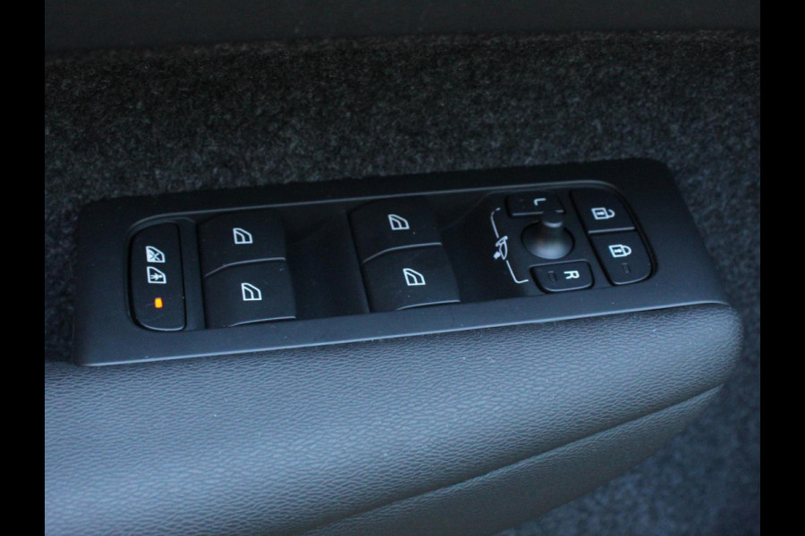 Volvo XC40 1.5 T4 Plug-in hybrid Plus Bright Climate control Adaptieve cruise control Parkeersensoren Achteruitrijdcamera 360* Keyless LED Navigatie Verwarmde voorstoelen Apple Carplay/ Android Auto