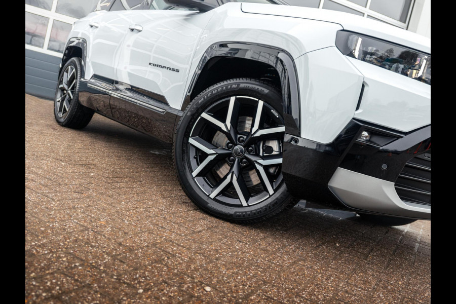Jeep Compass First Edition 74 kWh | Uit voorraad leverbaar !| Adapt. Cruise | Camera | Carplay | 20" | Elektr. A-Klep | Navi | Winter Pack | Schuif/Kanteldak | Premium Pack | Conv. Pack | Warmtepomp