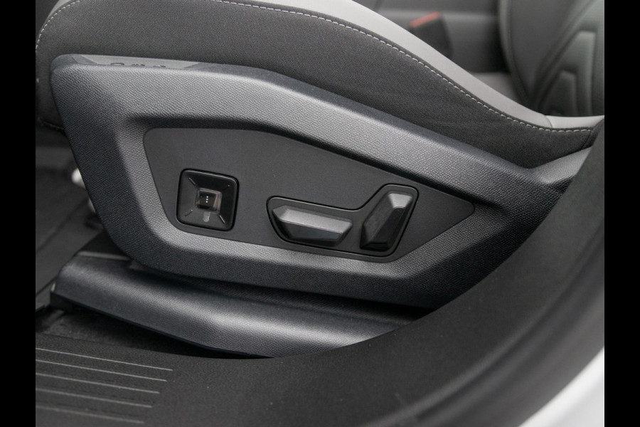 Jeep Compass First Edition 74 kWh | Uit voorraad leverbaar !| Adapt. Cruise | Camera | Carplay | 20" | Elektr. A-Klep | Navi | Winter Pack | Schuif/Kanteldak | Premium Pack | Conv. Pack | Warmtepomp