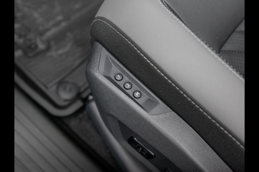 Jeep Compass First Edition 74 kWh | Uit voorraad leverbaar !| Adapt. Cruise | Camera | Carplay | 20" | Elektr. A-Klep | Navi | Winter Pack | Schuif/Kanteldak | Premium Pack | Conv. Pack | Warmtepomp