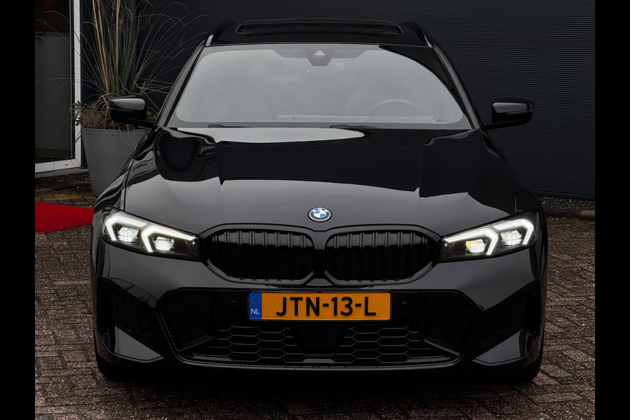 BMW 3 Serie Touring 330e xDrive M-Sport | Pano | M-Kuipstoelen + Leder + Memory | Laser | HUD | Widescreen |