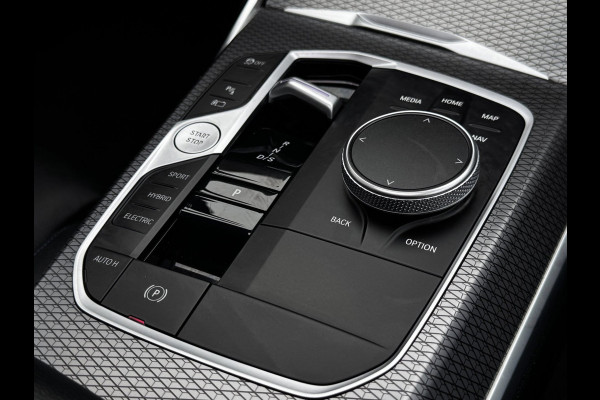 BMW 3 Serie Touring 330e xDrive M-Sport | Pano | M-Kuipstoelen + Leder + Memory | Laser | HUD | Widescreen |