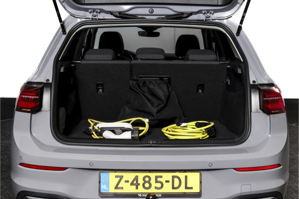 Volkswagen Golf 1.4 eHybrid Style | S/K-Panodak | Elek. Trekhaak | Dig. Cockpit | Adapt. Cruise | Stoel-+Stuurverw. | PDC | Camera | NAV + App. Connect | ECC | LM 18" |