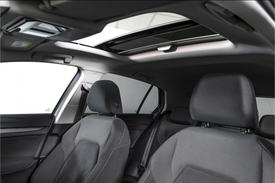 Volkswagen Golf 1.4 eHybrid Style | S/K-Panodak | Elek. Trekhaak | Dig. Cockpit | Adapt. Cruise | Stoel-+Stuurverw. | PDC | Camera | NAV + App. Connect | ECC | LM 18" |