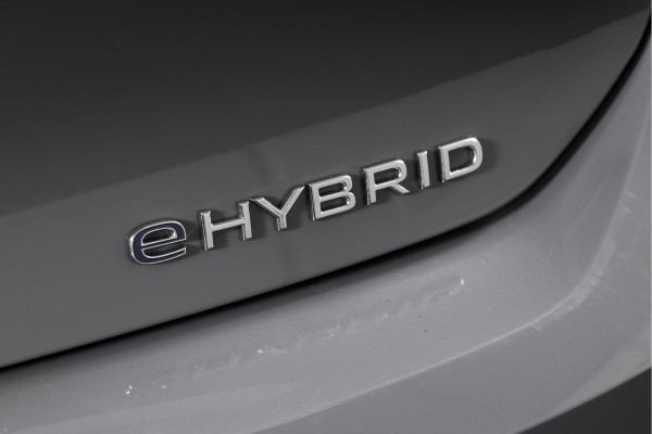 Volkswagen Golf 1.4 eHybrid Style | S/K-Panodak | Elek. Trekhaak | Dig. Cockpit | Adapt. Cruise | Stoel-+Stuurverw. | PDC | Camera | NAV + App. Connect | ECC | LM 18" |