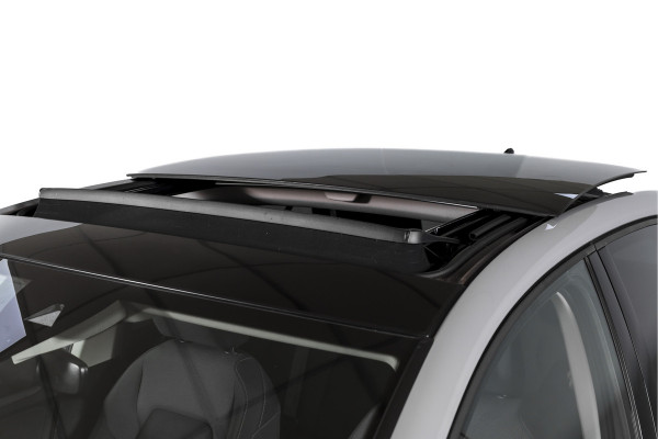 Volkswagen Golf 1.4 eHybrid Style | S/K-Panodak | Elek. Trekhaak | Dig. Cockpit | Adapt. Cruise | Stoel-+Stuurverw. | PDC | Camera | NAV + App. Connect | ECC | LM 18" |