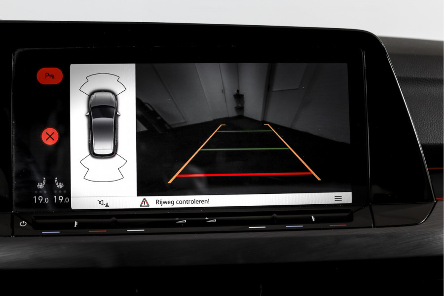 Volkswagen Golf 1.4 eHybrid Style | S/K-Panodak | Elek. Trekhaak | Dig. Cockpit | Adapt. Cruise | Stoel-+Stuurverw. | PDC | Camera | NAV + App. Connect | ECC | LM 18" |