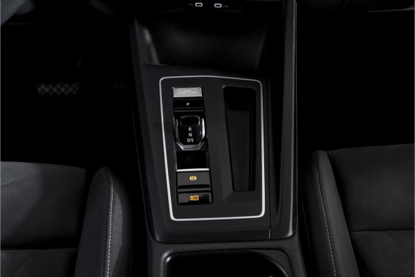 Volkswagen Golf 1.4 eHybrid Style | S/K-Panodak | Elek. Trekhaak | Dig. Cockpit | Adapt. Cruise | Stoel-+Stuurverw. | PDC | Camera | NAV + App. Connect | ECC | LM 18" |