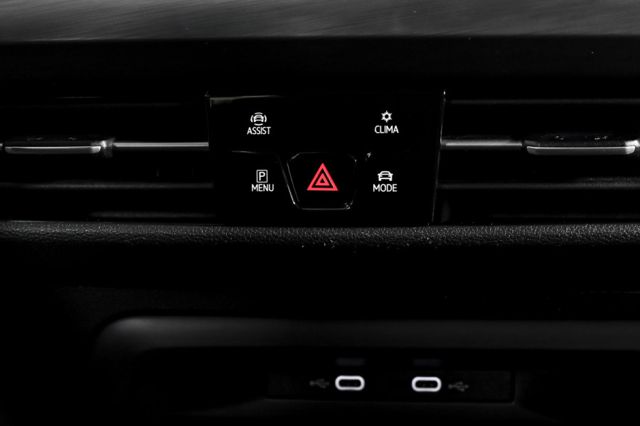 Volkswagen Golf 1.4 eHybrid Style | S/K-Panodak | Elek. Trekhaak | Dig. Cockpit | Adapt. Cruise | Stoel-+Stuurverw. | PDC | Camera | NAV + App. Connect | ECC | LM 18" |