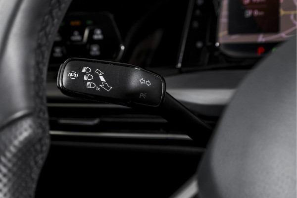 Volkswagen Golf 1.4 eHybrid Style | S/K-Panodak | Elek. Trekhaak | Dig. Cockpit | Adapt. Cruise | Stoel-+Stuurverw. | PDC | Camera | NAV + App. Connect | ECC | LM 18" |
