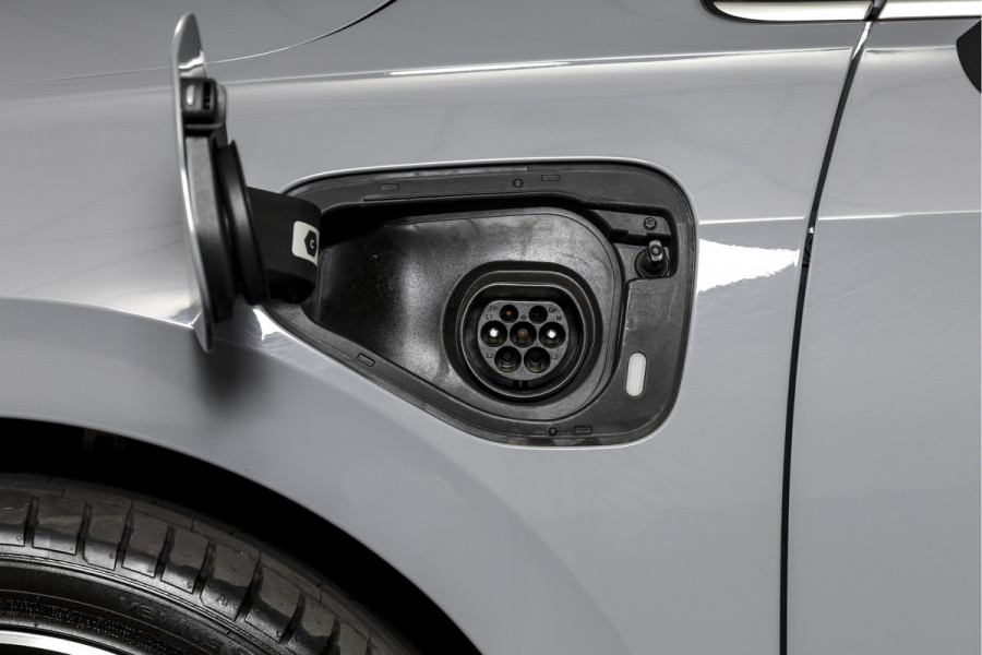 Volkswagen Golf 1.4 eHybrid Style | S/K-Panodak | Elek. Trekhaak | Dig. Cockpit | Adapt. Cruise | Stoel-+Stuurverw. | PDC | Camera | NAV + App. Connect | ECC | LM 18" |