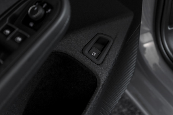 Volkswagen Golf 1.4 eHybrid Style | S/K-Panodak | Elek. Trekhaak | Dig. Cockpit | Adapt. Cruise | Stoel-+Stuurverw. | PDC | Camera | NAV + App. Connect | ECC | LM 18" |