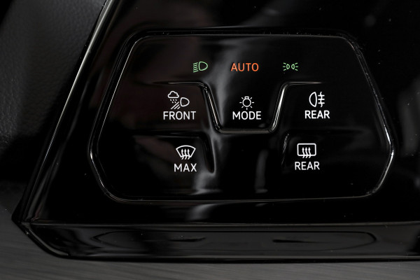 Volkswagen Golf 1.4 eHybrid Style | S/K-Panodak | Elek. Trekhaak | Dig. Cockpit | Adapt. Cruise | Stoel-+Stuurverw. | PDC | Camera | NAV + App. Connect | ECC | LM 18" |