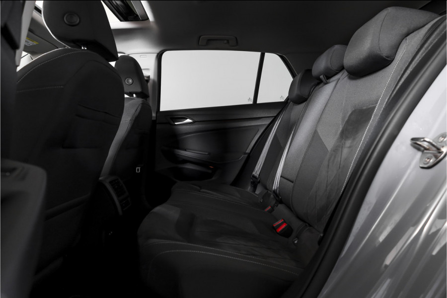 Volkswagen Golf 1.4 eHybrid Style | S/K-Panodak | Elek. Trekhaak | Dig. Cockpit | Adapt. Cruise | Stoel-+Stuurverw. | PDC | Camera | NAV + App. Connect | ECC | LM 18" |