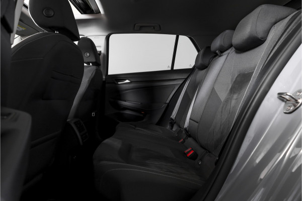 Volkswagen Golf 1.4 eHybrid Style | S/K-Panodak | Elek. Trekhaak | Dig. Cockpit | Adapt. Cruise | Stoel-+Stuurverw. | PDC | Camera | NAV + App. Connect | ECC | LM 18" |