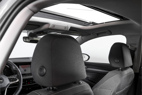 Volkswagen Golf 1.4 eHybrid Style | S/K-Panodak | Elek. Trekhaak | Dig. Cockpit | Adapt. Cruise | Stoel-+Stuurverw. | PDC | Camera | NAV + App. Connect | ECC | LM 18" |