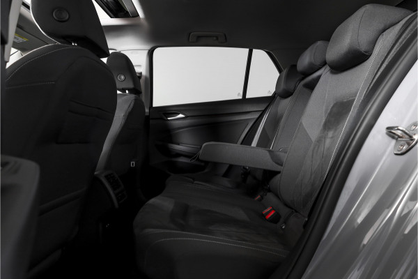Volkswagen Golf 1.4 eHybrid Style | S/K-Panodak | Elek. Trekhaak | Dig. Cockpit | Adapt. Cruise | Stoel-+Stuurverw. | PDC | Camera | NAV + App. Connect | ECC | LM 18" |