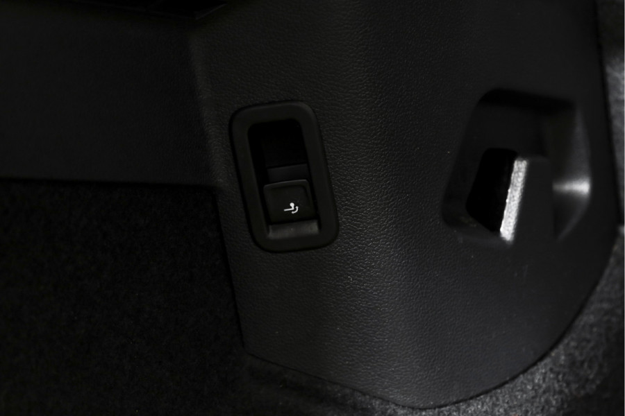 Volkswagen Golf 1.4 eHybrid Style | S/K-Panodak | Elek. Trekhaak | Dig. Cockpit | Adapt. Cruise | Stoel-+Stuurverw. | PDC | Camera | NAV + App. Connect | ECC | LM 18" |