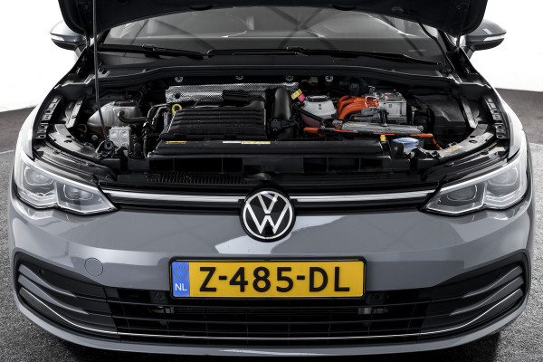 Volkswagen Golf 1.4 eHybrid Style | S/K-Panodak | Elek. Trekhaak | Dig. Cockpit | Adapt. Cruise | Stoel-+Stuurverw. | PDC | Camera | NAV + App. Connect | ECC | LM 18" |
