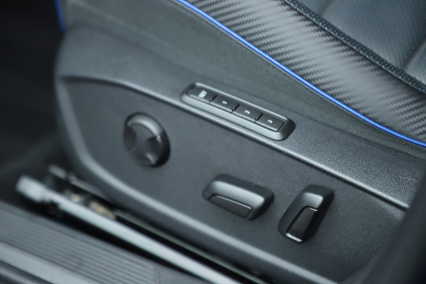 Volkswagen Golf 2.0 TSI R 4Motion | 320PK | Head-up | Keyless-go | Pano | Akrapovic | Performance-pakket | Memory | Stoelkoeling | Stuurwielverw