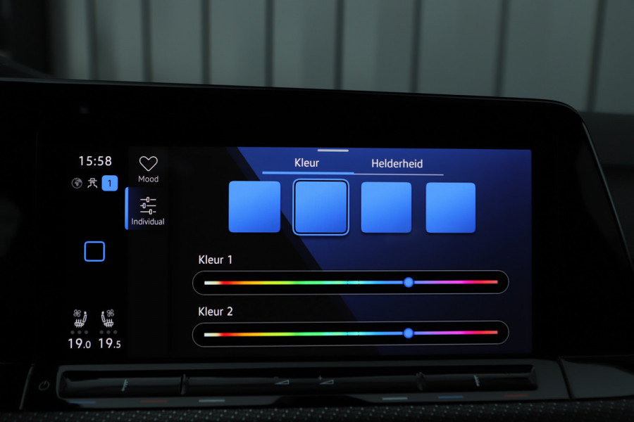 Volkswagen Golf 2.0 TSI R 4Motion | 320PK | Head-up | Keyless-go | Pano | Akrapovic | Performance-pakket | Memory | Stoelkoeling | Stuurwielverw