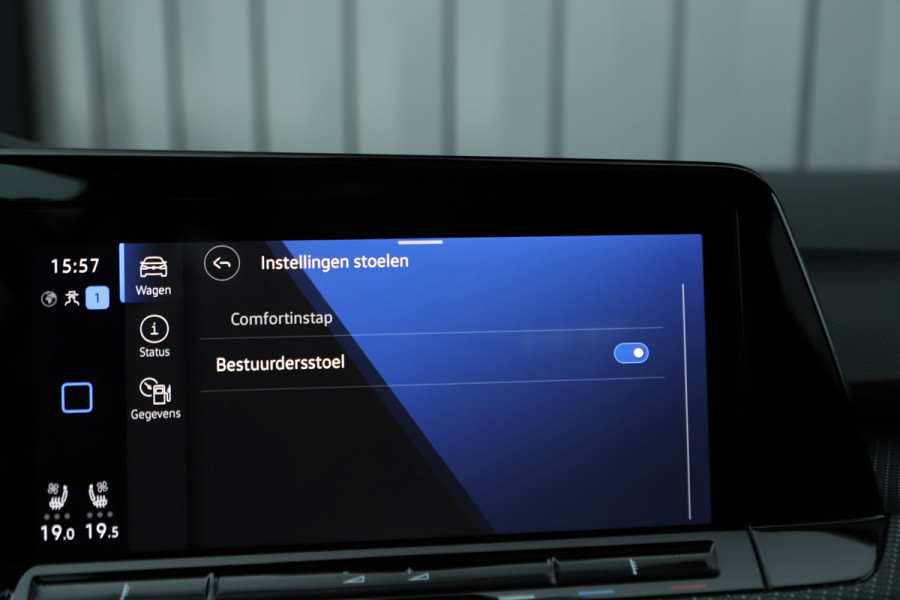 Volkswagen Golf 2.0 TSI R 4Motion | 320PK | Head-up | Keyless-go | Pano | Akrapovic | Performance-pakket | Memory | Stoelkoeling | Stuurwielverw