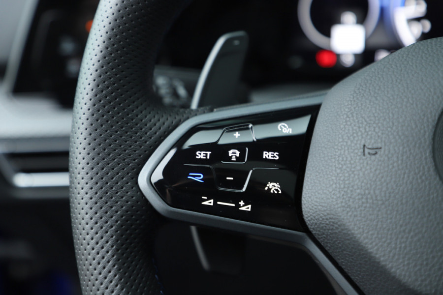 Volkswagen Golf 2.0 TSI R 4Motion | 320PK | Head-up | Keyless-go | Pano | Akrapovic | Performance-pakket | Memory | Stoelkoeling | Stuurwielverw