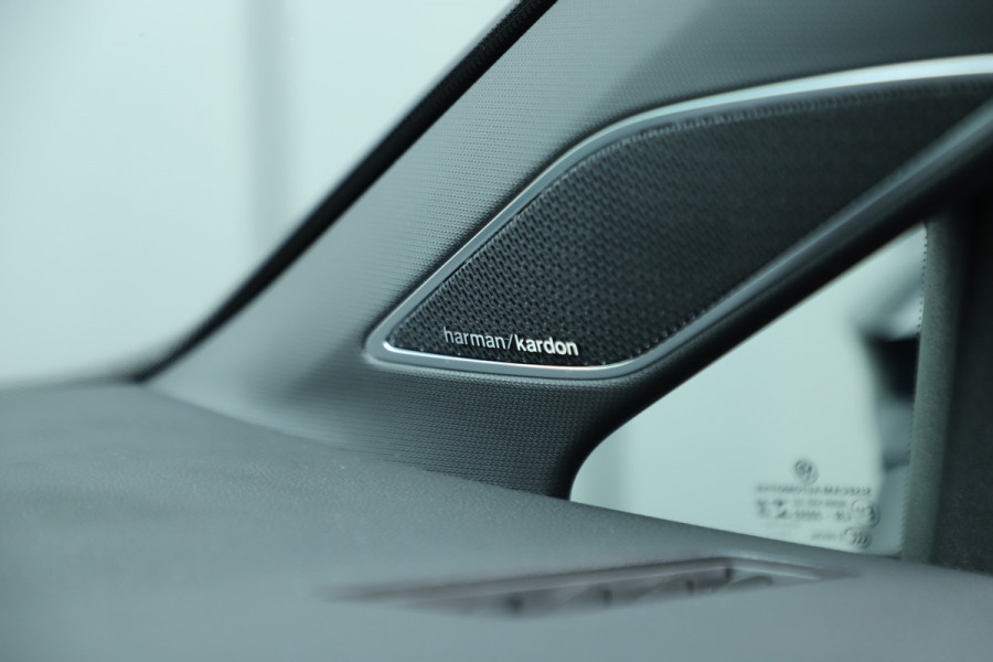 Volkswagen Golf 2.0 TSI R 4Motion | 320PK | Head-up | Keyless-go | Pano | Akrapovic | Performance-pakket | Memory | Stoelkoeling | Stuurwielverw