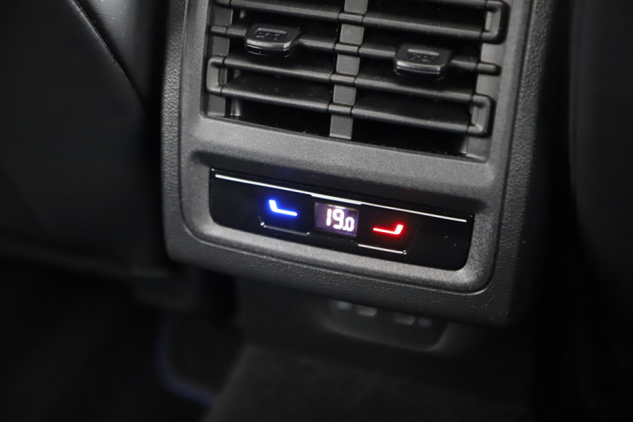 Volkswagen Golf 2.0 TSI R 4Motion | 320PK | Head-up | Keyless-go | Pano | Akrapovic | Performance-pakket | Memory | Stoelkoeling | Stuurwielverw