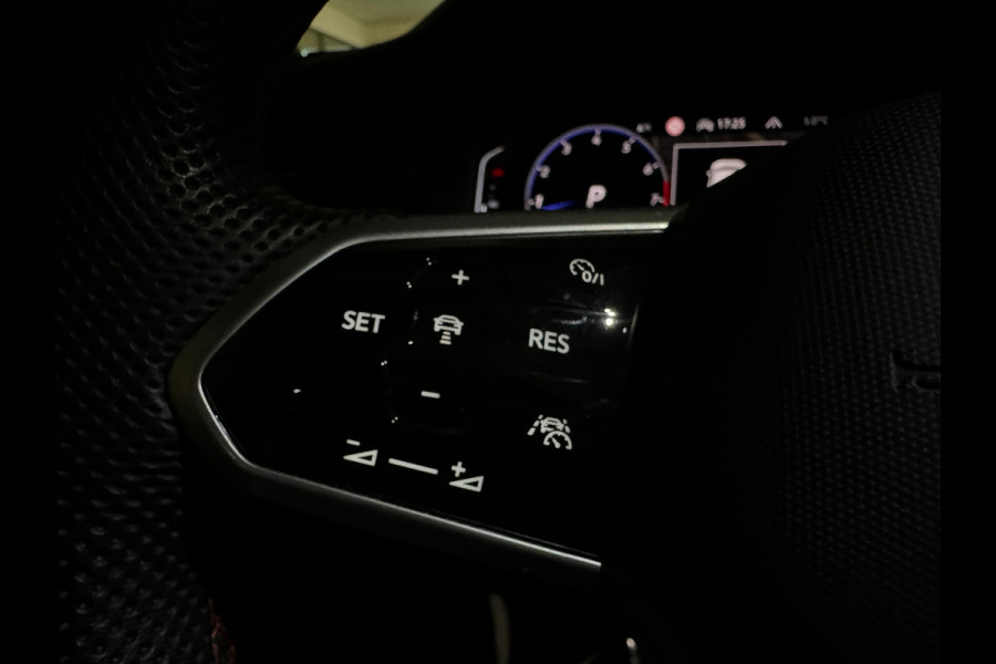 Volkswagen T-Roc 1.5 TSI R-Line Business+ Pano|IQ|Keyles|Cam