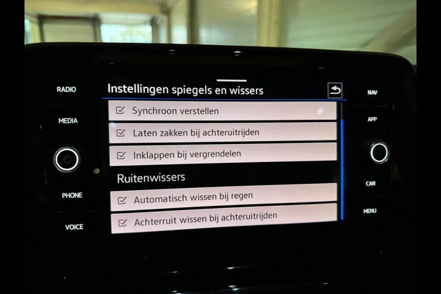 Volkswagen T-Roc 1.5 TSI R-Line Business+ Pano|IQ|Keyles|Cam