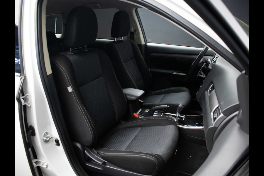 Mitsubishi Outlander 2.0 Connect Pro Sport (APPLE CARPLAY,NAVI,CAMERA,360 VIEW,STOEL/STUUR VERWARMING,CLIMATE,CRUISE,LM VELGEN)
