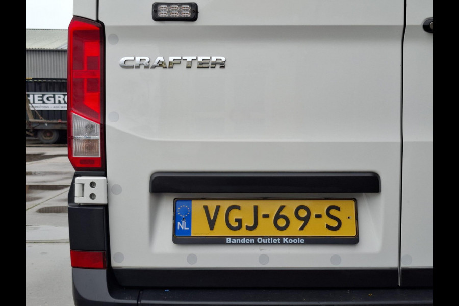 Volkswagen Crafter 35 2.0 TDI L3H3 Highline AUTOMAAT / STANDKACHEL / TREKHAAK / CARPLAY / NAVI