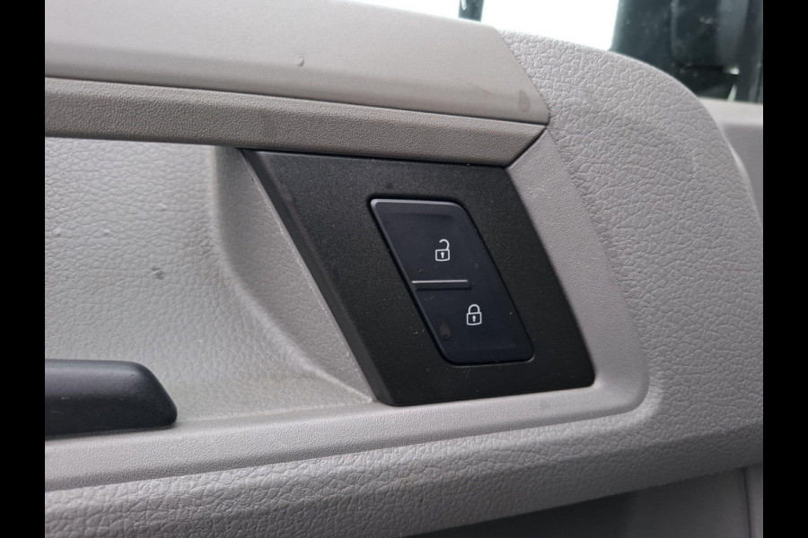 Volkswagen Crafter 35 2.0 TDI L3H3 Highline AUTOMAAT / STANDKACHEL / TREKHAAK / CARPLAY / NAVI