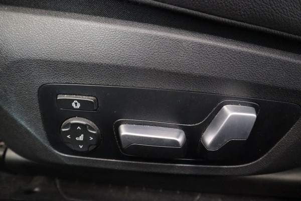 BMW 4 Serie Cabrio M440i xDrive High-Executive 374PK Individueel-lak Navigatie  Volleder 19LMV Head up