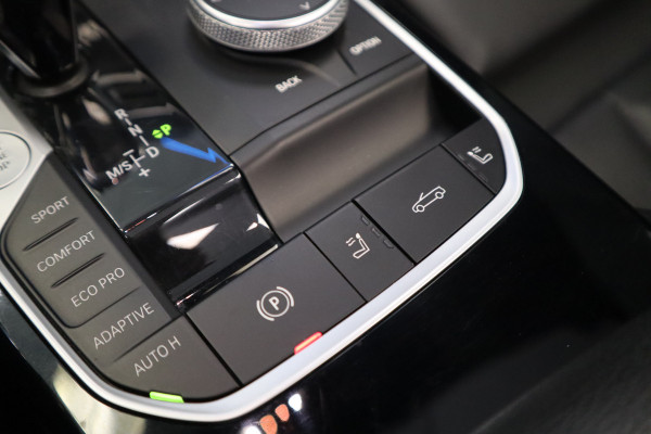BMW 4 Serie Cabrio M440i xDrive High-Executive 374PK Individueel-lak Navigatie  Volleder 19LMV Head up