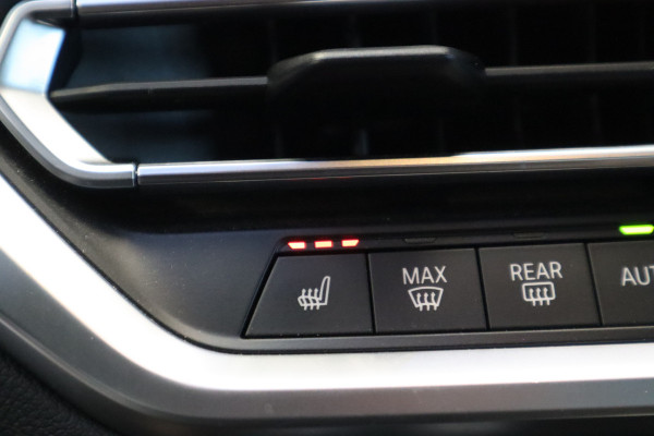 BMW 4 Serie Cabrio M440i xDrive High-Executive 374PK Individueel-lak Navigatie  Volleder 19LMV Head up