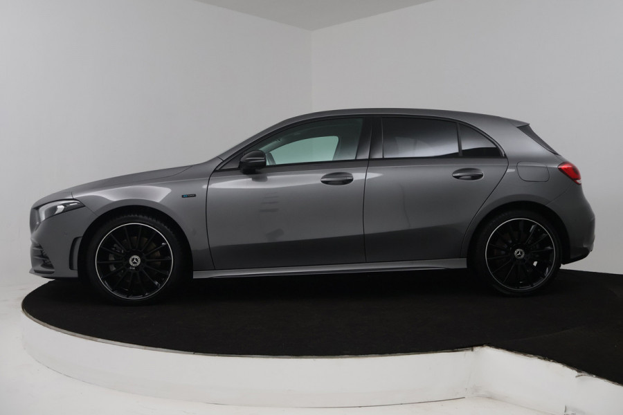 Mercedes-Benz A-Klasse 250 e Premium Plus (STOELVERWARMING, SFEERVERLICHTING, CAMERA, NAVIGATIE, CRUISE CONTROL)
