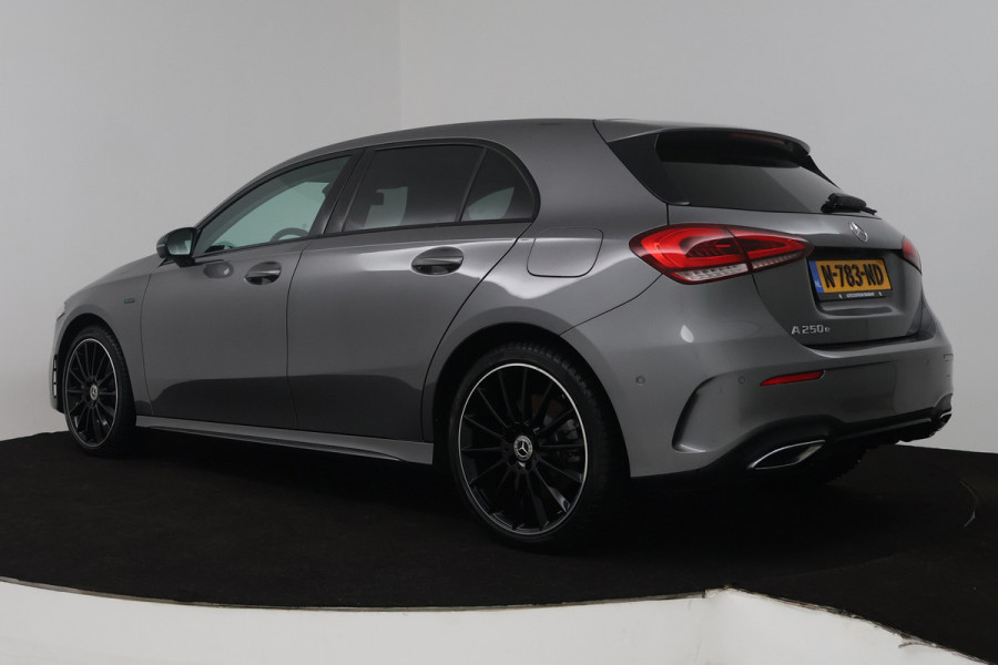 Mercedes-Benz A-Klasse 250 e Premium Plus (STOELVERWARMING, SFEERVERLICHTING, CAMERA, NAVIGATIE, CRUISE CONTROL)