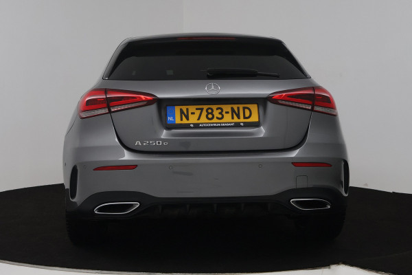 Mercedes-Benz A-Klasse 250 e Premium Plus (STOELVERWARMING, SFEERVERLICHTING, CAMERA, NAVIGATIE, CRUISE CONTROL)