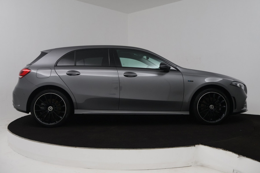 Mercedes-Benz A-Klasse 250 e Premium Plus (STOELVERWARMING, SFEERVERLICHTING, CAMERA, NAVIGATIE, CRUISE CONTROL)