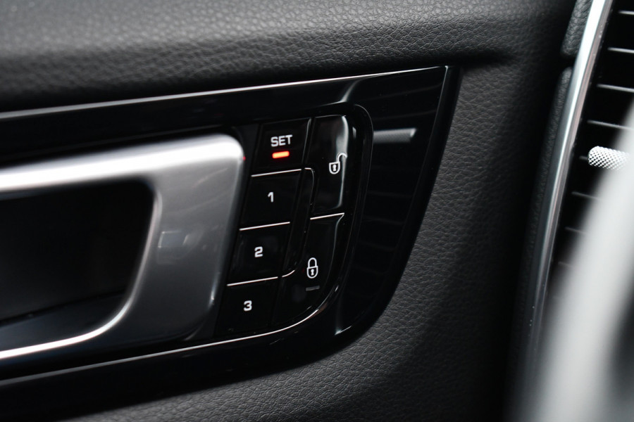 Porsche Cayenne 3.0 Pano Chrono+Sport Trekh Luchtv 21inch BOSE Sfeer