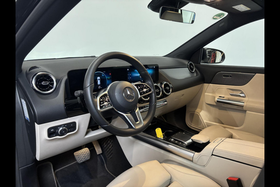 Mercedes-Benz GLA 200 Automaat Progressive Navigatie Climate Control Camera Parkeer sensoren Stoelverwarming DAB Lichtmetalen velgen 18" Electrisch bedienbare achterklep