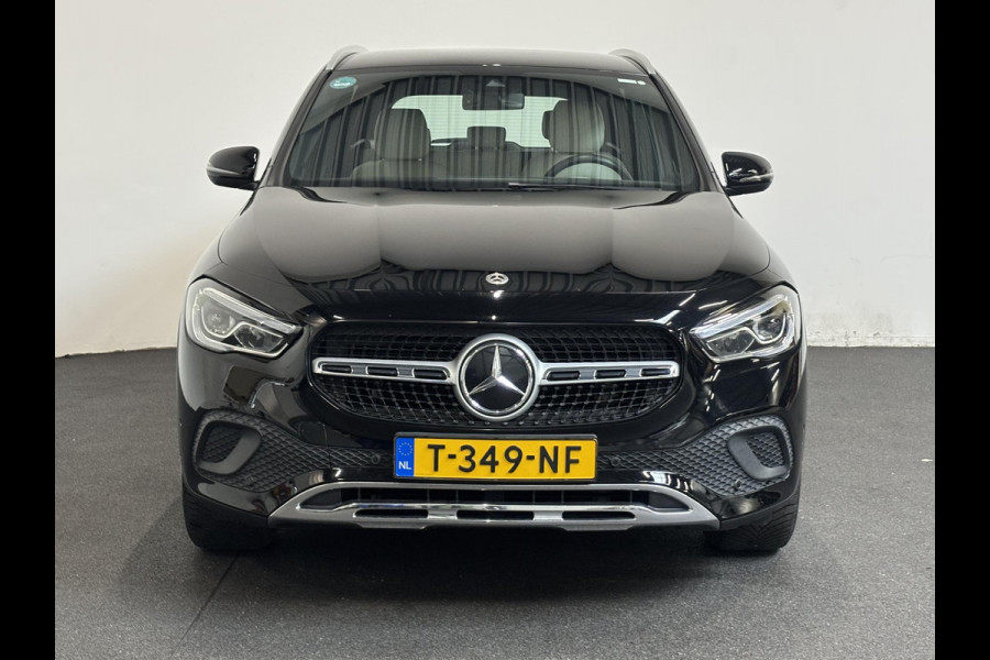 Mercedes-Benz GLA 200 Automaat Progressive Navigatie Climate Control Camera Parkeer sensoren Stoelverwarming DAB Lichtmetalen velgen 18" Electrisch bedienbare achterklep