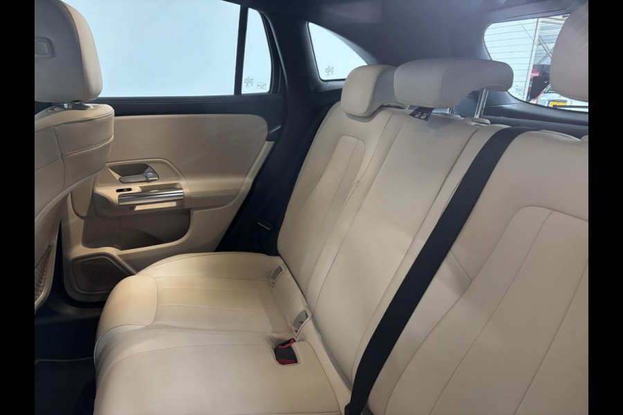 Mercedes-Benz GLA 200 Automaat Progressive Navigatie Climate Control Camera Parkeer sensoren Stoelverwarming DAB Lichtmetalen velgen 18" Electrisch bedienbare achterklep